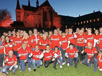 Daumen hoch f&uuml;r die n&auml;chste Meisterschaft: Gesch&auml;ftsf&uuml;hrer, Aufsichtsrat und Sponsoren der Brose Baskets f&uuml;r St. Michael  Fotos: Daniel L&ouml;b