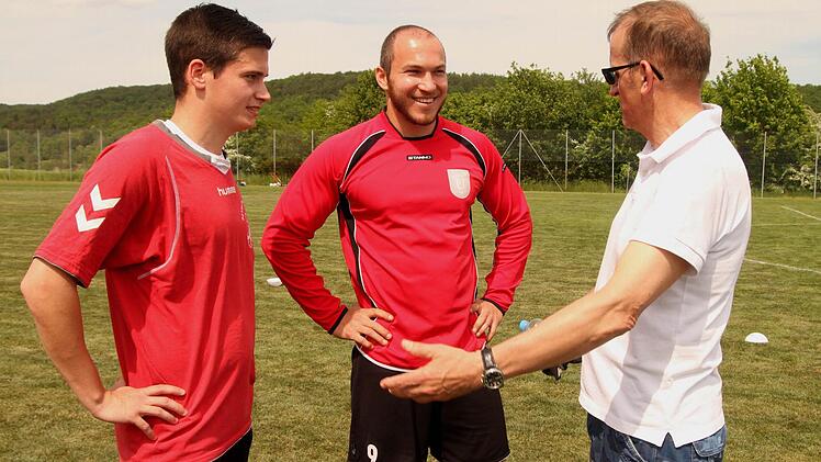 Vor dem Spiel gibt der Untersteinbacher Trainer Joachim Kaiser (rechts) seinen beiden Torjägern Marco Behringer (17 Treffer) und Julian Rügemer (25) letzte Anweisungen. Mehr als die Hälfte der 74 Tore ihrer Mannschaft haben beide erzielt, und auch im letzten Spiel steuerte Julian Rügemer (Mitte) zwei Tore zum Sieg bei.