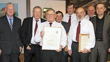Heinrich Junghanns (links) zeichnete gemeinsam mit Vorsitzendem Gerald Redwitz (Zweiter von rechts) und Bürgermeister Bernd Steinhäuser (rechts) verdiente Sänger für ihre Treue aus: Rudi Hinz, Albert Pfaffenberger und Herbert Stamm (50 Jahre), Heinrich Stamm (25 Jahre) und Wolfgang Schmidt (50 Jahre).