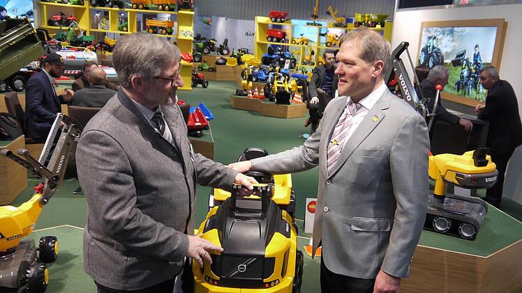 Michael Busch im Gespräch mit Frank Schneider (rolly-toys Neustadt). Foto: Berthold Köhler