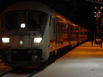 Der IC fährt nach langer Zeit wieder in Kronach ein. Foto: Marco Meißner