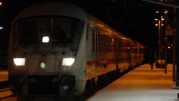 Der IC fährt nach langer Zeit wieder in Kronach ein. Foto: Marco Meißner