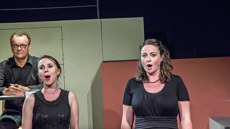 Impressionen vom Schumann-Liederabend in der Coburger Reithalle: Luise Hecht (links) und Stefanie Ernst.Foto:Jochen Berger