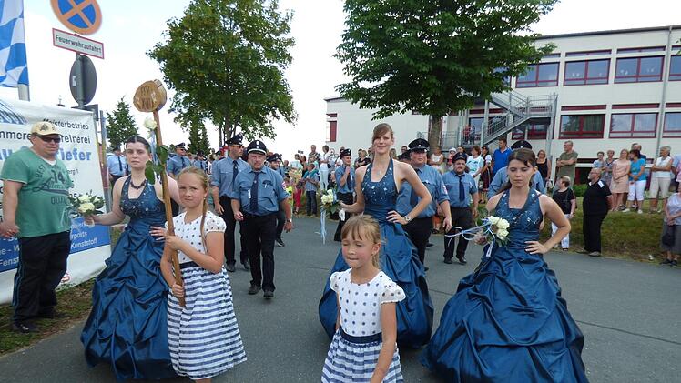 Die Festdamen der Feuerwehr Hüll Foto: Thomas Weichert