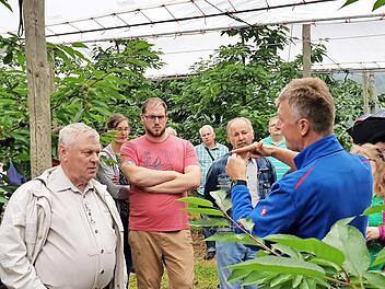 Christoph Vogel (rechts) informierte über die Bedeutung des Obstinformationszentrums Fränkische Schweiz. Mit im Bild Kreisvorsitzender Fritz Pohl (Zweiter von rechts).  Foto: Gerd Fleischmann