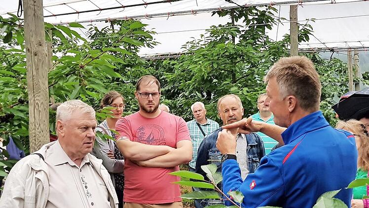 Christoph Vogel (rechts) informierte über die Bedeutung des Obstinformationszentrums Fränkische Schweiz. Mit im Bild Kreisvorsitzender Fritz Pohl (Zweiter von rechts).  Foto: Gerd Fleischmann