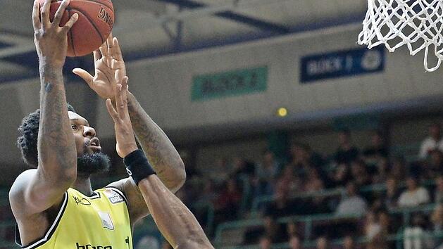 Der Bayreuther Neuzugang Adonis Thomas, der hier gegen seinen Gie&szlig;ener Namensvetter Brandon Thomas zum Korb zieht, kam in Testspiel gegen den Mitteldeutschen BC auf 14 Punkte. Foto: Peter Mularczyk