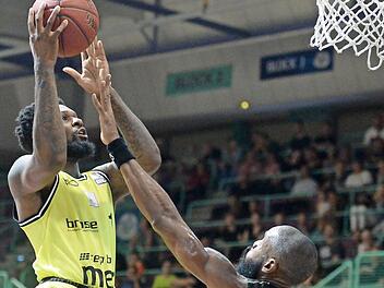 Der Bayreuther Neuzugang Adonis Thomas, der hier gegen seinen Gießener Namensvetter Brandon Thomas zum Korb zieht, kam in Testspiel gegen den Mitteldeutschen BC auf 14 Punkte. Foto: Peter Mularczyk