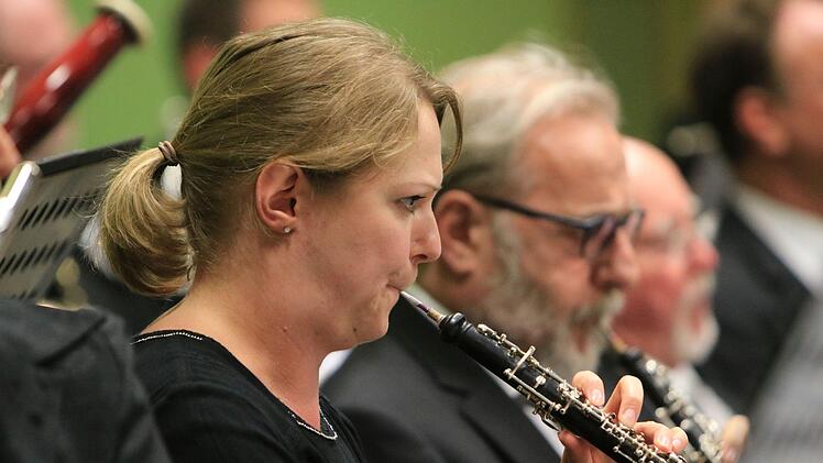 Viel Beifall gab es in Neustadt für die Uraufführung der 2. Sinfonie des in Ahorn lebenden Komponisten Gerhard Deutschmann. Umjubelte Solistin beim Konzert der Musikfreunde unter Leitung von Hans Stähli war die Cellistin  Hanna Pyrozhkova.Foto: Jochen Berger