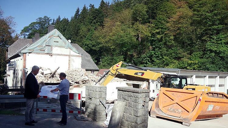 Bei einem Ortstermin überzeugten sich (von links) Bürgermeister Timo Ehrhardt und Bauhofleiter Claus Lindig vom guten Voranschreiten des derzeit erfolgenden Abbruchs des alten Bauhofgebäudes.  Heike Schülein