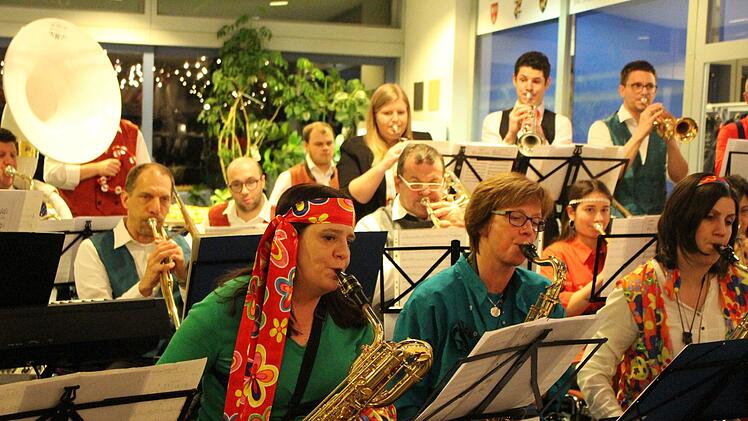 Das Jugendblasorchester Scholz aus Geroda spielt Musik der 1970er. Foto: Ulrike Müller