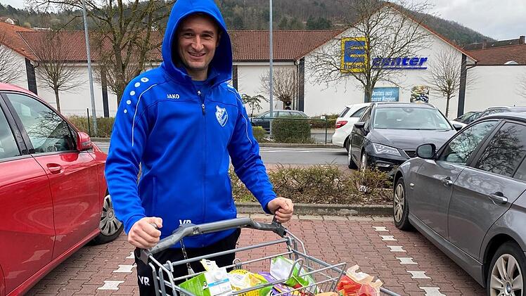Vlad Ruja vom 1. FC 06 Bad Kissingen beim Einkaufen. Foto: Jakob Fischer