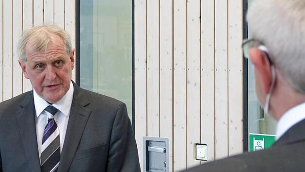 Bruno Kellner (Freie W&auml;hler/&Uuml;berparteiliche W&auml;hlergemeinschaft) bei seiner Vereidigung zum stellvertretenden Landrat  Fotos: Landratsamt