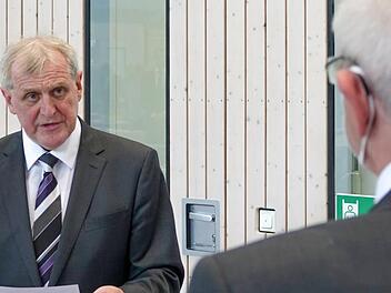 Bruno Kellner (Freie Wähler/Überparteiliche Wählergemeinschaft) bei seiner Vereidigung zum stellvertretenden Landrat  Fotos: Landratsamt