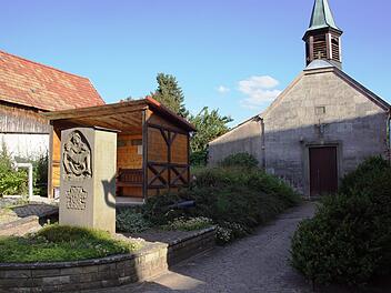 Der Platz wartet auf seine Umgestaltung. Wo jetzt das provisorische Buswartehäuschen auf der Löschwasserzisterne steht und in Richtung Kirche entsteht die neue Grünfläche, das Kriegerdenkmal bekommt einen neuen Platz und vor der Zisterne werden Brunnen, Bank und Baum zum Verweilen einladen.  Sabine Weinbeer