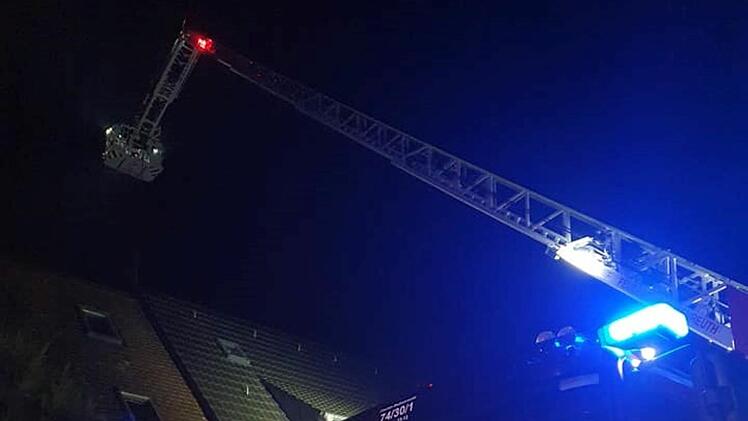 Gruppenübung der Freiwilligen Feuerwehr Bubenreuth: Einsatz mit der Gelenkdrehleiter