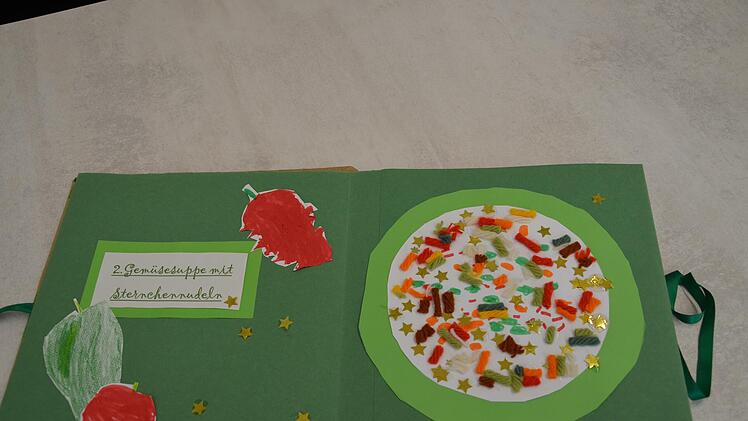 So originell haben die Kinder eines ihrer Lieblingsmenüs gebastelt: Gemüsesternchensuppe und Gemüsepizza.Foto: Doris Bauer