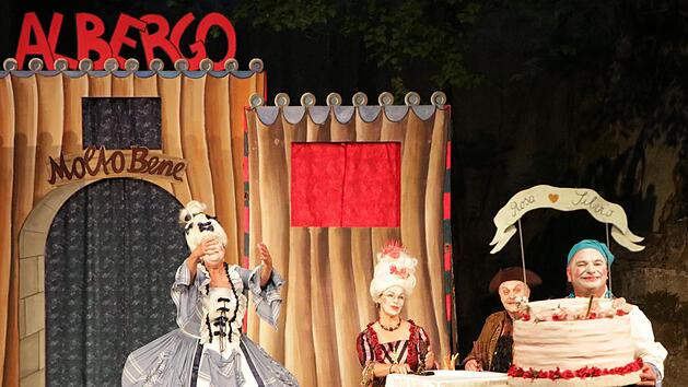 Die Ehe ist arrangiert, die Torte wird begutachtet (von rechts: Michael Vogler, Walter Richter, Evelyn Appoldt und Marion Regnet). Foto: Klaus Klaschka