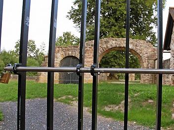 In der vergangenen Woche es noch zu, aber das Tor zur Lauterburg wird sich wieder öffnen, versichert Ingrid Ott vom Heimatverein. Foto: Rainer Lutz