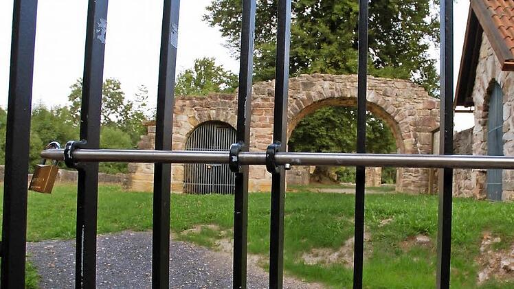 In der vergangenen Woche es noch zu, aber das Tor zur Lauterburg wird sich wieder öffnen, versichert Ingrid Ott vom Heimatverein. Foto: Rainer Lutz