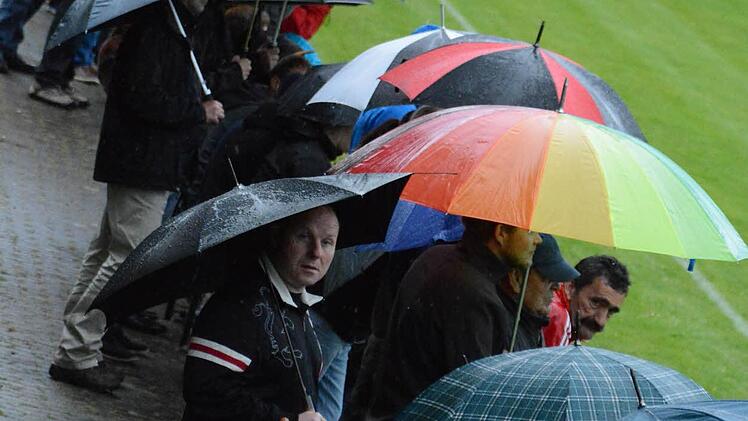 Kein schönes Relegations-Wetter hatten die Fans in Reichenbach. Mittlerweile sind die Aussichten schöner. Foto: ssp