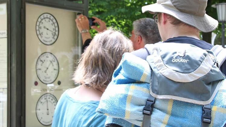 Viele staunten nicht schlecht: 36 Grad zeigte das Thermometer gestern am Wetterhäuschen an.