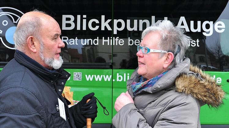 Heide Töpfer aus Hofheim ließ sich von Michael Schulz, kommunaler Behindertenbeauftragter der Stadt Haßfurt sowie Blinden- und Sehbehindertenberater des Landkreises, vor dem Beratungsmobil "Blickpunkt Auge" des Bayerischen Blinden- und Sehbehindertenbundes (BBSB) in Haßfurt über Augenoperationen beraten. Foto: Ulrike Langer