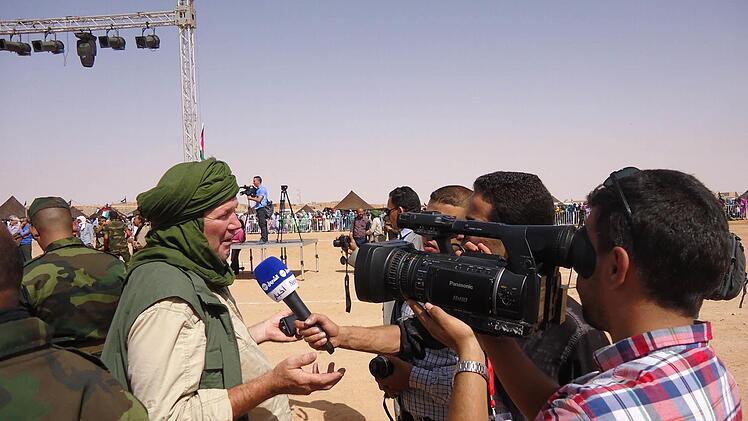 Gefragte Gäste: Uwe Tobaben wurde von Fernseh-Teams interviewt. Foto: Reinhard Beichel
