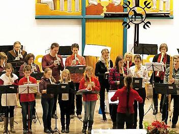 Seit vielen Wochen bereiten sich die Chöre auf das Adventskonzert der evangelischen Kirchengemeinde am Sonntag um 17 Uhr vor. Dies gilt auch für den Flötenchor unter der Leitung von Susi Schliefer. Foto: Matthias Schneider