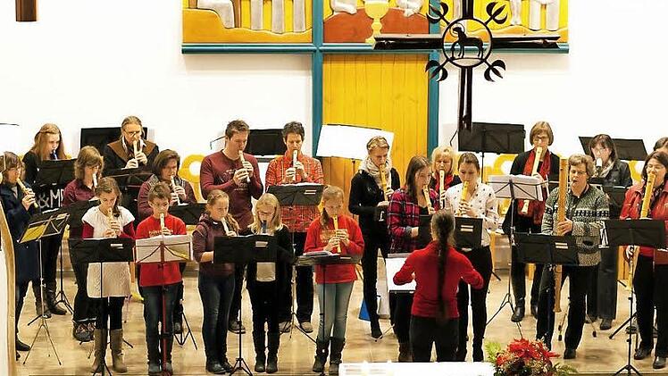 Seit vielen Wochen bereiten sich die Chöre auf das Adventskonzert der evangelischen Kirchengemeinde am Sonntag um 17 Uhr vor. Dies gilt auch für den Flötenchor unter der Leitung von Susi Schliefer. Foto: Matthias Schneider