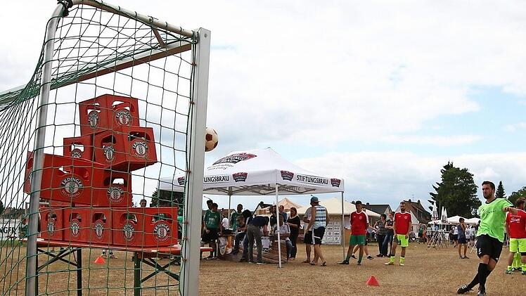 Analog zum Dosenwerfen auf der Kirmes war Bierkästen abräumen Teil des Rahmenwettbewerbs des Erdinger-Meister-Cups.  Foto: Sportfoto Zink