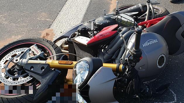 Am Kreuz N&uuml;rnberg S&uuml;d verlor ein Biker die Kontrolle &uuml;ber sein Motorrad: Der Fahrer raste in die Leitplanke. F&uuml;r ihn kam jede Hilfe zu sp&auml;t, er starb noch am Unfallort. Foto: NEWS5 / Fechner