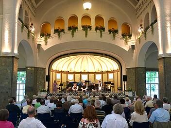 Anmoderation von Dr. Elisabeth Müller mit Dirigent Burghard Toelke und den Musikern Daniel Kim, Yooyeon Son, Setareh Shafi Tabetebai und Daniel Kim.Anita Schmitt