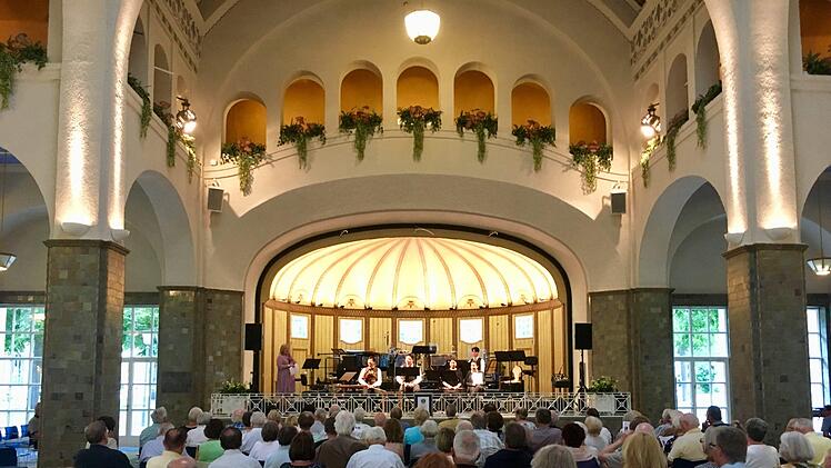 Anmoderation von Dr. Elisabeth Müller mit Dirigent Burghard Toelke und den Musikern Daniel Kim, Yooyeon Son, Setareh Shafi Tabetebai und Daniel Kim.Anita Schmitt