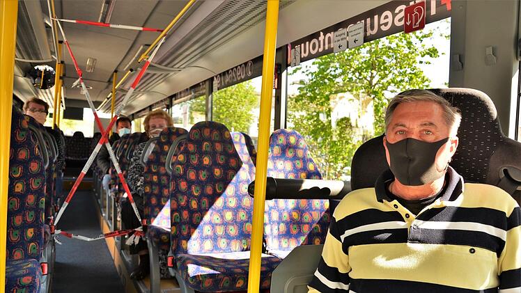 Im Bus von Harald Motschmann halten sich die Fahrgäste an Mindestabstand und Maskenpflicht.  Foto: Sandra Hackenberg