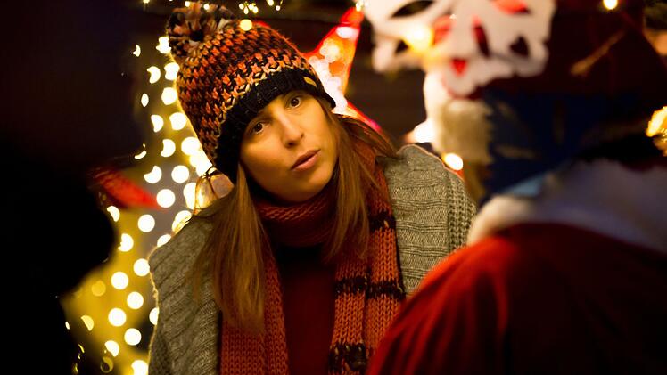 Katarina (Elena Uhlig) trifft den Weihnachtsmann (Antonio Putignano) auf einem prall gefüllten Weihnachtsmarkt - im Dezember 2019.