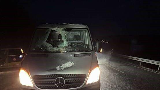 Kasendorf: Eisplatte von Lkw trifft Transporter - Fahrer knapp verfehlt