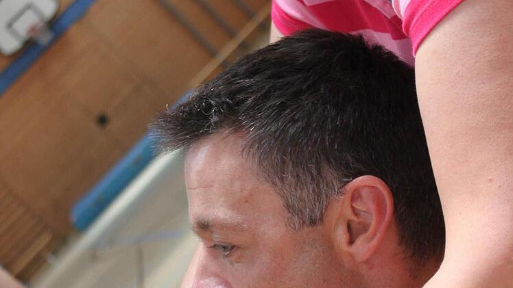 Oberstufenkoordinator Michael Hipp bekam sein Baby-Breichen. Kommentar: "Dafür stehe ich mit meinem Namen."