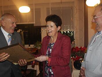 Die Ehrenmitgliedschaft war für Wendelin Vetter eine freudige Überraschung. Mit im Bild der Vorsitzende des Obst- und Gartenbauvereins, Heinz Büttner (rechts) und Bezirksvorsitzende Gudrun Brendel-Fischer.  Foto: Veronika Schadeck
