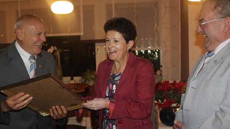 Die Ehrenmitgliedschaft war für Wendelin Vetter eine freudige Überraschung. Mit im Bild der Vorsitzende des Obst- und Gartenbauvereins, Heinz Büttner (rechts) und Bezirksvorsitzende Gudrun Brendel-Fischer.  Foto: Veronika Schadeck