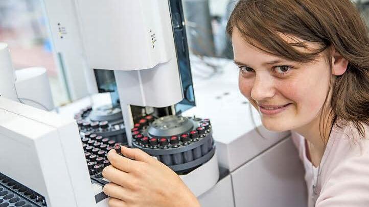 Doktorandin Kristin Götz trägt die Ergebnisse des laufenden Feldversuchs zusammen.