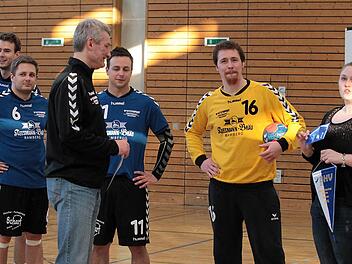 Nach dem letzten Saisonspiel, dem Derby gegen die SG Bamberg/Hallstadt, erhielt Werner Denzler, Zweiter Vorsitzender des HC 03 Bamberg, Meisterwimpel und Urkunde aus den Händen der stellvertretenden Bezirksvorsitzenden Sabine Schreiner-Marr. Von links die HC-Spieler Christoph Schäper, Matthias Hoh, Stefan Götz und Carsten Kropf. Foto: sportpress