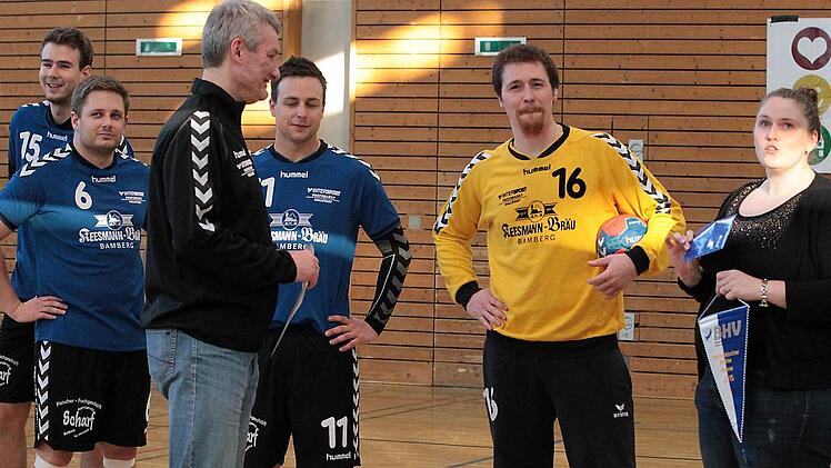 Nach dem letzten Saisonspiel, dem Derby gegen die SG Bamberg/Hallstadt, erhielt Werner Denzler, Zweiter Vorsitzender des HC 03 Bamberg, Meisterwimpel und Urkunde aus den Händen der stellvertretenden Bezirksvorsitzenden Sabine Schreiner-Marr. Von links die HC-Spieler Christoph Schäper, Matthias Hoh, Stefan Götz und Carsten Kropf. Foto: sportpress