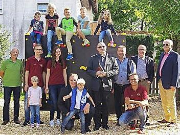 "Wir spenden sehr gern", bekundete Lions-Präsident Stefan Pfadenhauer bei der Übergabe der Zuwendung für die Kletterwand am Hesselbacher Spielplatz. Foto: Heike Schülein