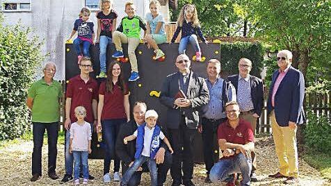 "Wir spenden sehr gern", bekundete Lions-Präsident Stefan Pfadenhauer bei der Übergabe der Zuwendung für die Kletterwand am Hesselbacher Spielplatz. Foto: Heike Schülein