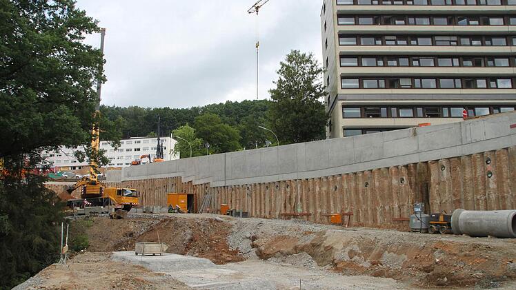 Großbaustelle beim Kulmbacher Klinikum - die Baugrube für das Parkhaus ist fertig. Foto: Stephan Tiroch
