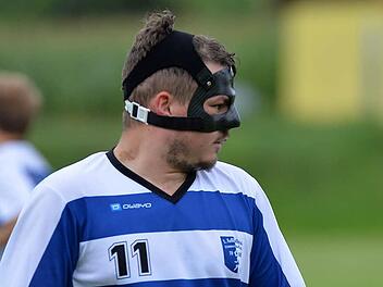 FV Elsendorf - FC Frimmersdorf. Trotz Sichtbeeinträchtigung traf Fabian Schöbel gegen Elsendorf vier Mal.  Foto: Picturedreams