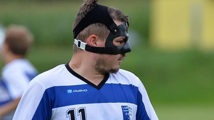 FV Elsendorf - FC Frimmersdorf. Trotz Sichtbeeinträchtigung traf Fabian Schöbel gegen Elsendorf vier Mal.  Foto: Picturedreams