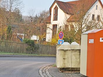 Absolutes Halteverbot herrscht ab sofort in der Straße Am Bahnhof in Rothhausen.  Foto: Daniel Wiener