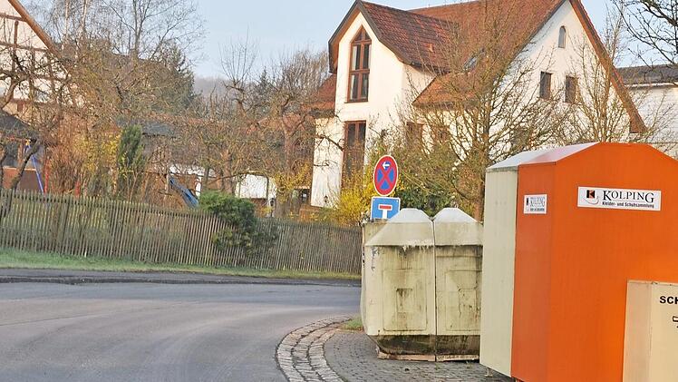 Absolutes Halteverbot herrscht ab sofort in der Straße Am Bahnhof in Rothhausen.  Foto: Daniel Wiener